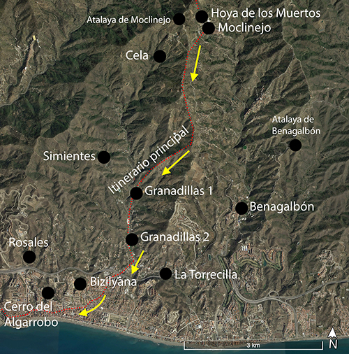 Mapa satelital con rutas y ubicaciones señaladas de localidades y puntos de interés en una zona montañosa y costera con nombres como Moclinejo, Benagalbón, Bizilyana y Cerro del Algarrobo, mostrando un itinerario principal marcado con flechas amarillas.

Descripción generada con IA
