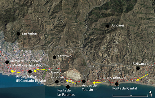 Mapa satelital con nombres de localidades y flechas amarillas que indican un recorrido a lo largo de la costa y zonas montañosas cercanas.

Descripción generada con IA